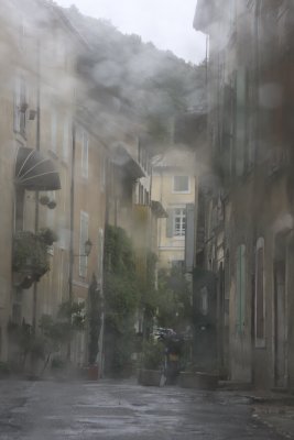 We arrive in Saignon in a downpour of rain...