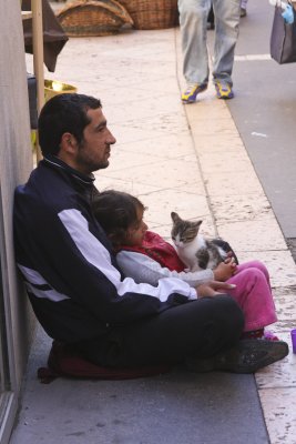Man, little girl, kitten... looking for euros...