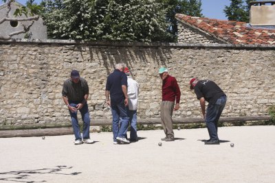 We watch a game of petanque.