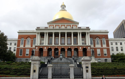 The Massachusetts State House was built between 1795 and 1797 on Beacon Hill and overlooks the Boston Common. The site, a pasture owned by John Hancock was lowered 50 ft for the construction of the State House.