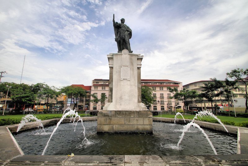 Plaza Intramuros, Manila (1).jpg
