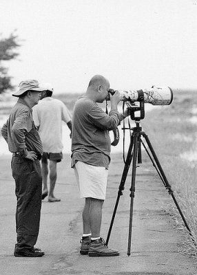 BIF SHOOTING AT CANDABA WETLANDS. Yours truly (the one with a featherless head) shoots a beta 7D + 800 f/5.6 IS at birds in flight, as Ely T. (a friend and fellow birdshooter who owns the 800 5.6L) looks on.

[Photo by Ralf Nabong using a Leica R8]