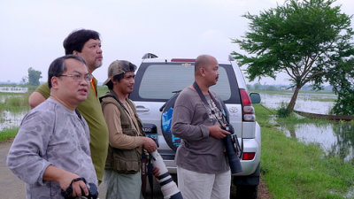 PBPF TEAM. On arrival, we survey the wetlands to check BIF activity. With weeks of continuous rains, only the road is above water in this part of Candaba. 
I'm holding the beta 7D + a 400 5.6 L (in black lens cover). With me (L - R) are Ralf N., Rey S.A. and Dr. Mando S.

[Photo by Ralf Nabong using a Panasonic LX3]