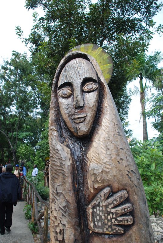 Parque de Los Tres Ojos Wood Carving