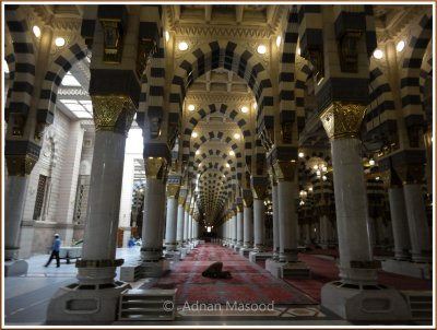 Inside_Masjid_Nabvi_04.jpg