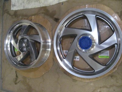 Both wheels before product was applied