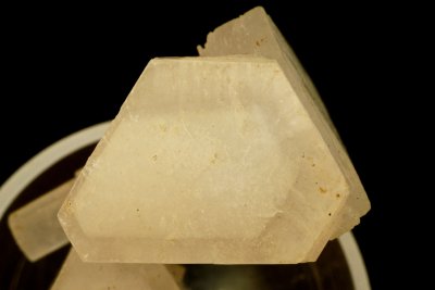 Growth zoned Huanggang calcite twin (shown crystal 16 mm across), Guanggang, China