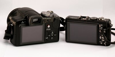 SIZE COMPARISON OF THE FZ18 AND LX3 (REAR VIEW)