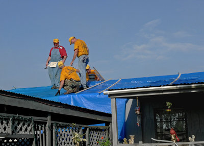 INSTALLING A FULL-ROOF COVERING WITH A TEMPORARY TARP