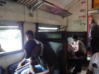 3rd class train bk to colombo...then home >.<