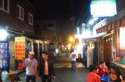 snack street in itaewon