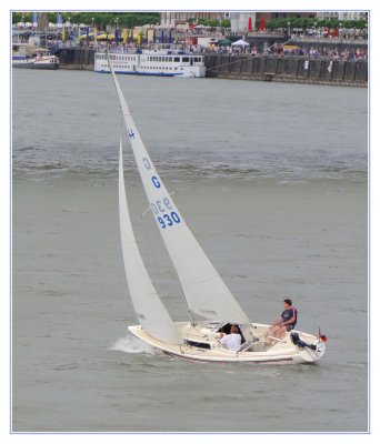 HX1 Segelboot auf dem Rhein bei Dsseldorf, aufgenommen im Twilight Modus