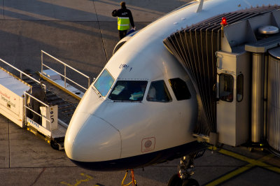 Bushaltestelle: Die Tageszeitung gehrt dem Autopiloten ( Airbus A 320 )  *  Tamron 55-200mm