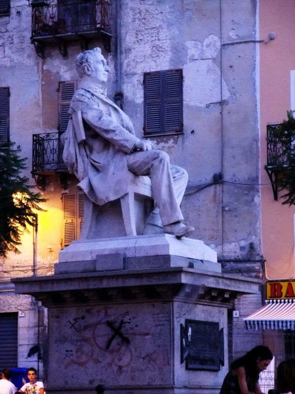 Tola, piazza Tola