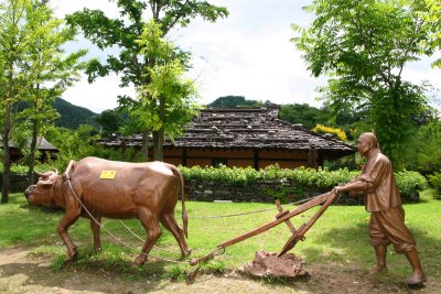 Jeongseon Arari Folk Villiage, Old houses, Depicting an old Korean satire novel, Yangban-jeon