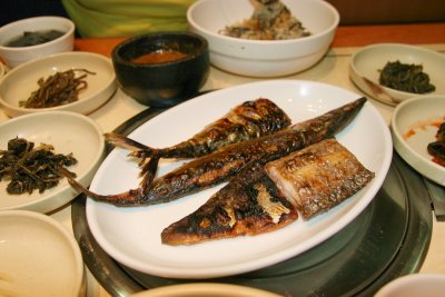 Grilled fish with Kondrei bibimbap