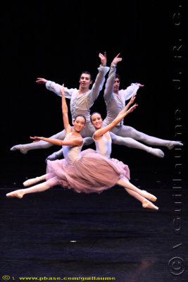 4 dancers in flight at the same time...