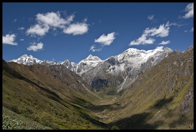 Descending the valley towards Robluthang