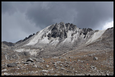 Threatening weather below Tsemo La