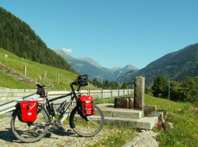 Vue (lointaine)  sur le col de la Bernina.