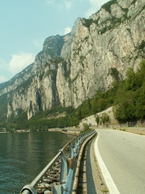 Entre le lac et la paroi, une grand route, c'est tout.