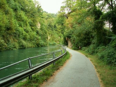 ...de l'autre côté le paisible (mais puissant) canal.