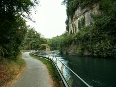 ...de l'autre côté le paisible (mais puissant) canal.