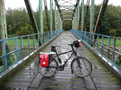 RAVeL au-dessus du canal, prs du bois d'Heigne, Courcelles.