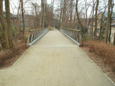 Au-dessus de l'avenue du Parc de Woluwe.