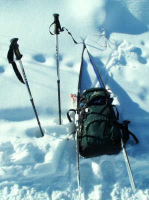 Sur les traces de raquettes verglaces et trop pentues, je vais  pied...