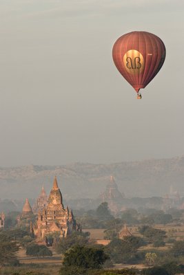 balloon over Bagan