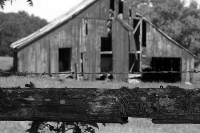 Barn BW.jpg