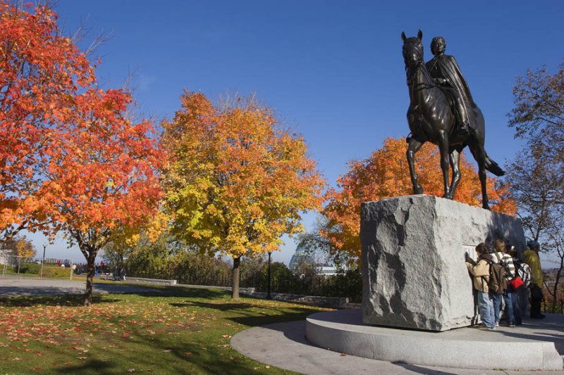 Fall Colour and Statue 8222.jpg