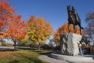 Fall Colour and Statue 8222.jpg