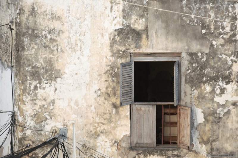 Window to be closed in two parts
