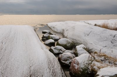 A line of rocks pointing to a ship going to Tallinn