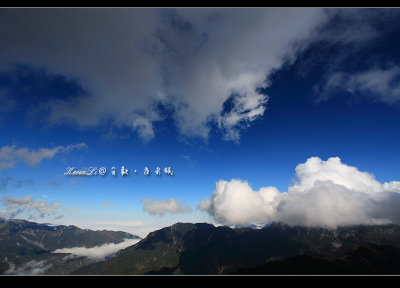 被雲遮住的奇萊北峰