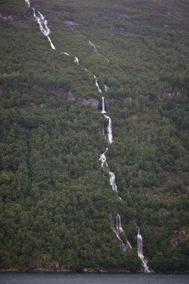 4777 Waterfall at Geiranger fjord.jpg