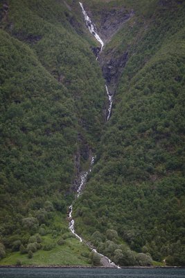 4809 lonely farm at Geiranger fjord.jpg
