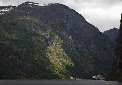 4848 Geiranger fjord with cruiser.jpg