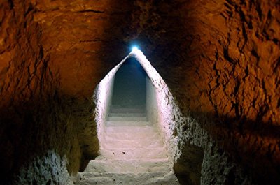 Side tunnel in the pyramid.jpg