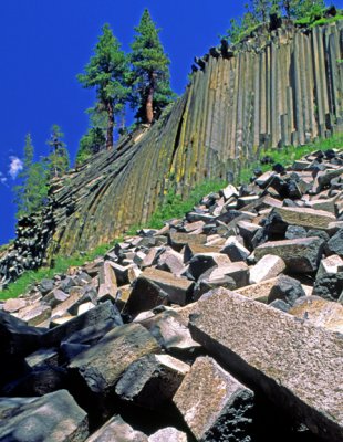 (IG6) Columnar jointing in andesite lava flow, Devils Postpile State Park, CA