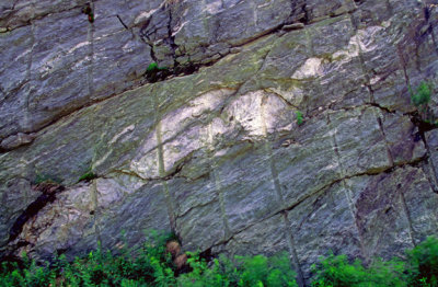 ()SG22) Boudinage structure of quartz layer in schist ner Hogback Mountain, VT