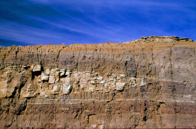 (STRA28) Sandstone pinch out in shales in the Jurassic Morrison Fm. near Green River, WY