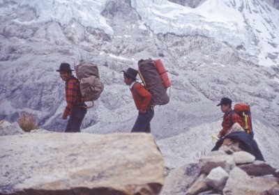 Porters on the route to Pisco high camp