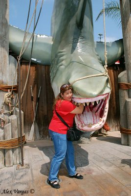 Gaby and Jaws - Universal Studios 07