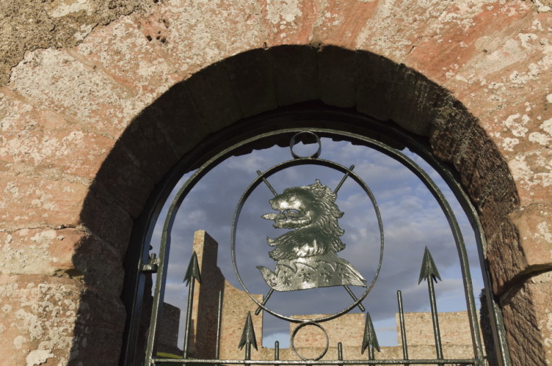 humecastlegate.JPG