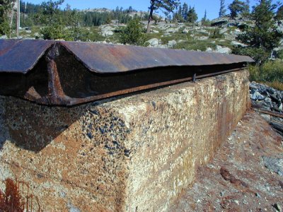 Close up of the cap. It is made of a solid row of rails with a sheet metal cover.