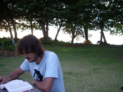 sí! sembla mentida però els ulls no us enganyen... el cris llegint un llibre! i es va enganxar!! no parava!