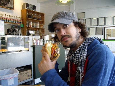 fent una complet burger per esmorçar